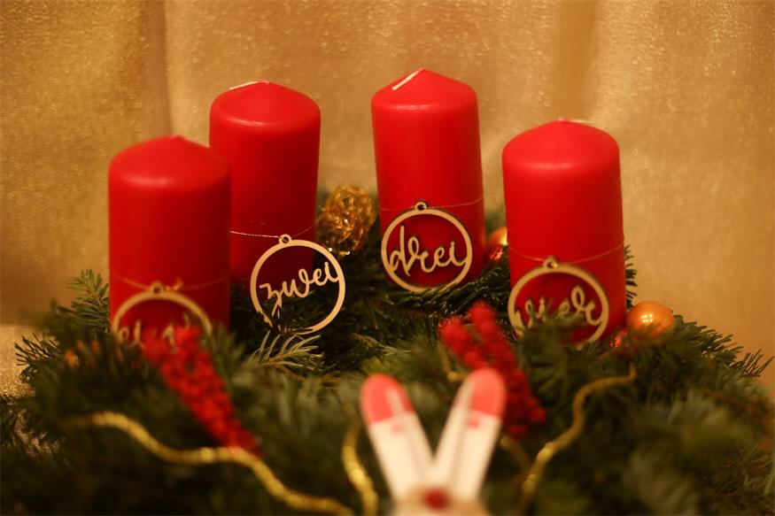 Erster Saisonauftritt des Nikolaus am Adventmarkt in Winden am See