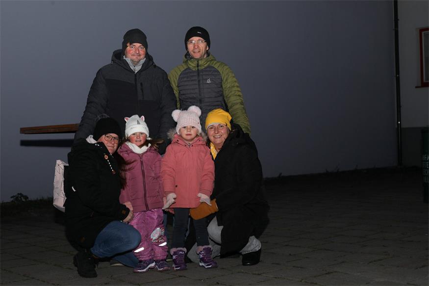 Erster Saisonauftritt des Nikolaus am Adventmarkt in Winden am See