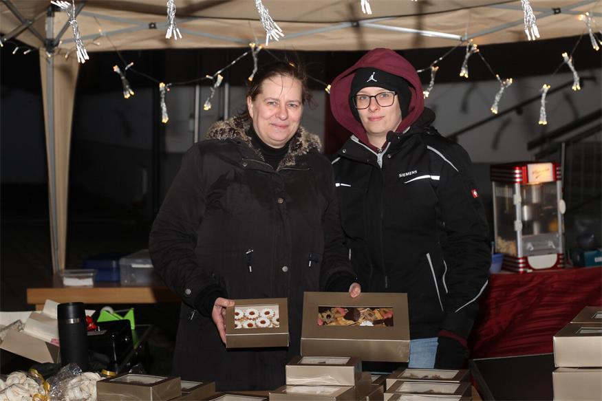 Erster Saisonauftritt des Nikolaus am Adventmarkt in Winden am See