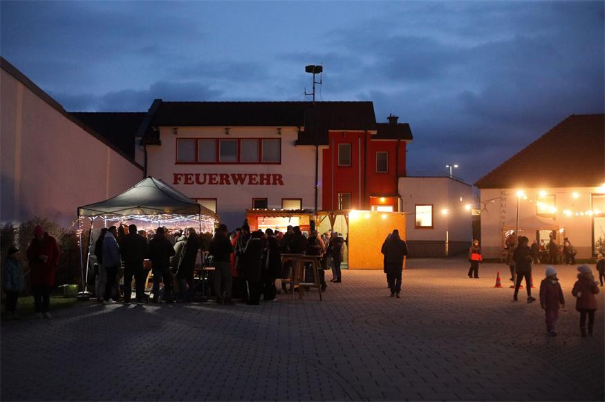 Erster Saisonauftritt des Nikolaus am Adventmarkt in Winden am See