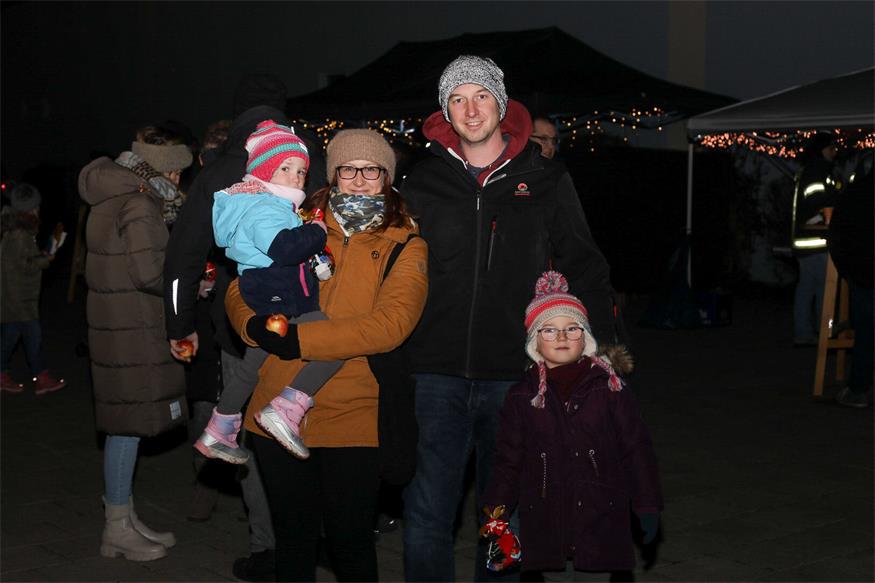 Erster Saisonauftritt des Nikolaus am Adventmarkt in Winden am See