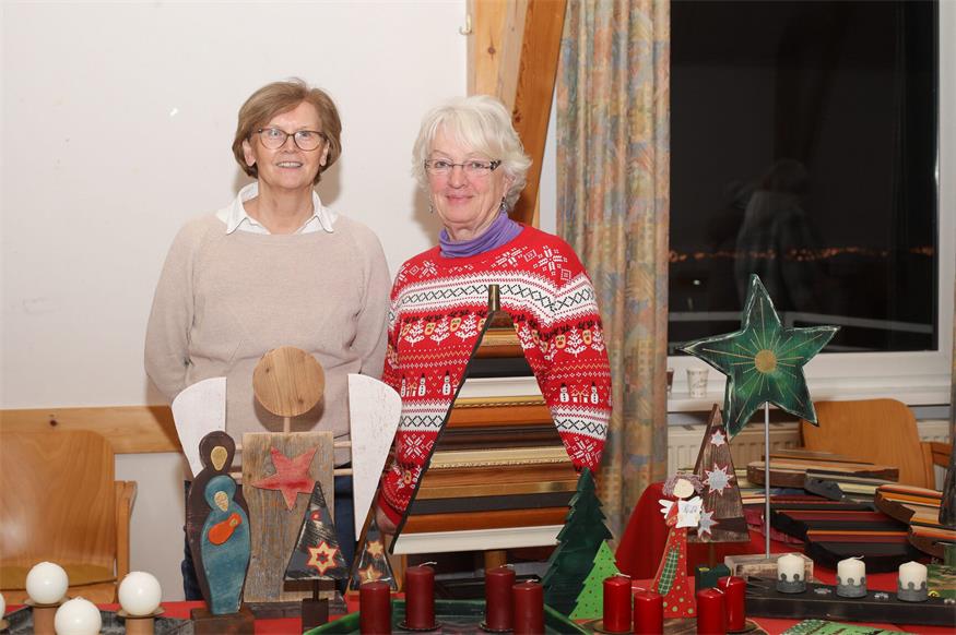 Erster Saisonauftritt des Nikolaus am Adventmarkt in Winden am See