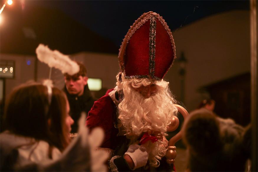 Erster Saisonauftritt des Nikolaus am Adventmarkt in Winden am See