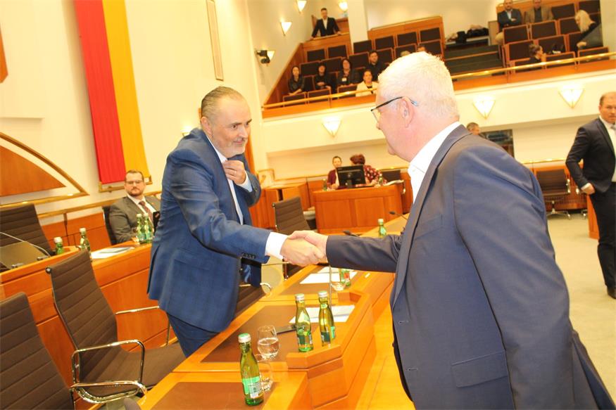 Kein Misstrauen nach Doskozils Budgetrede: Nur 15 standen auf
