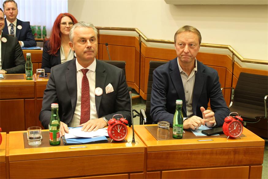 Kein Misstrauen nach Doskozils Budgetrede: Nur 15 standen auf
