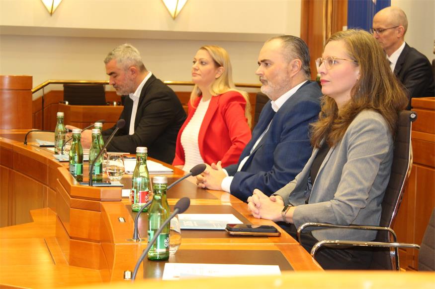 Kein Misstrauen nach Doskozils Budgetrede: Nur 15 standen auf