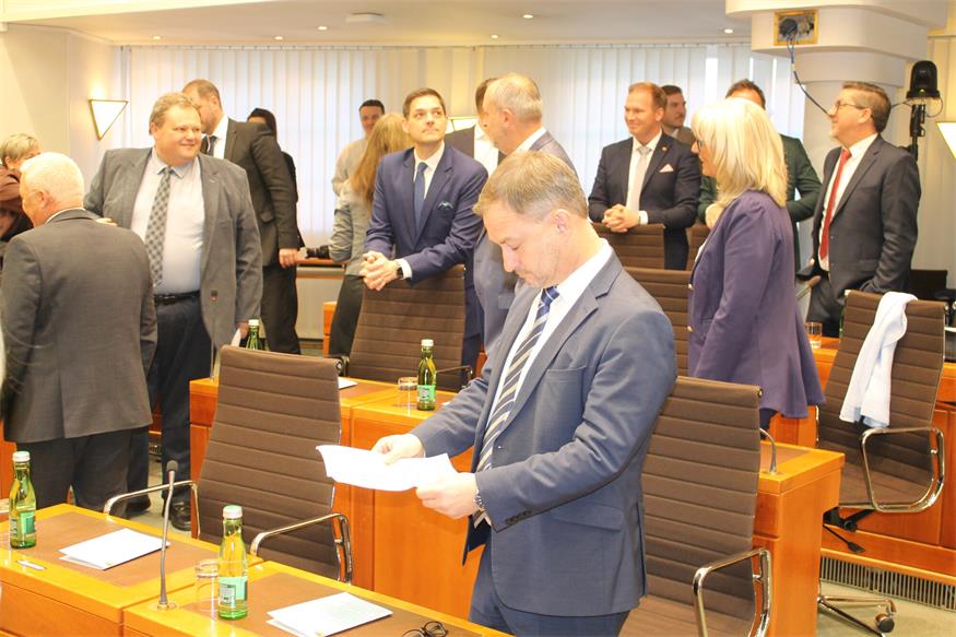 Kein Misstrauen nach Doskozils Budgetrede: Nur 15 standen auf