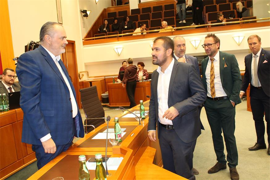 Kein Misstrauen nach Doskozils Budgetrede: Nur 15 standen auf