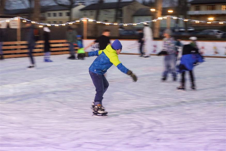 Podersdorf: Eislaufvergnügen und Perchtenlauf