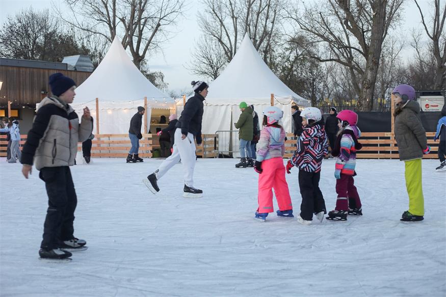 Podersdorf: Eislaufvergnügen und Perchtenlauf