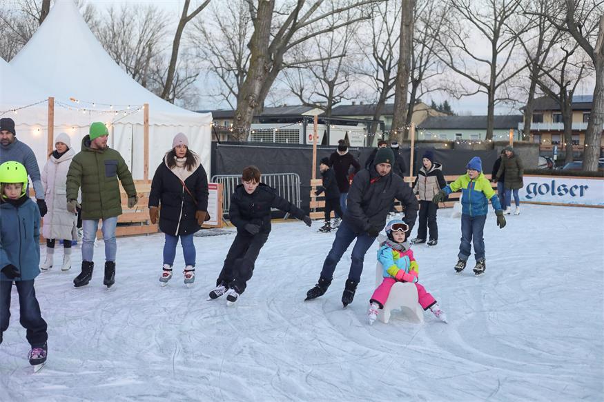 Podersdorf: Eislaufvergnügen und Perchtenlauf