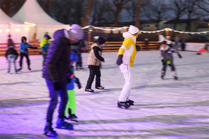 Podersdorf: Eislaufvergnügen und Perchtenlauf