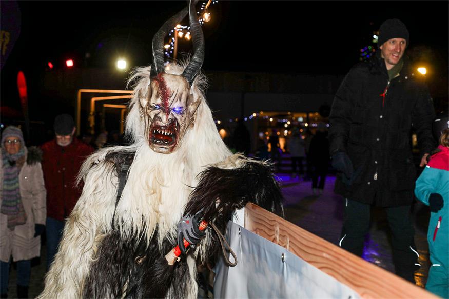Podersdorf: Eislaufvergnügen und Perchtenlauf