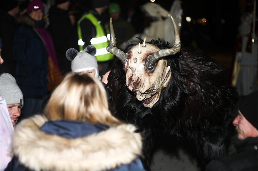 Podersdorf: Eislaufvergnügen und Perchtenlauf