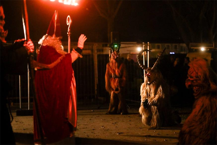 Podersdorf: Eislaufvergnügen und Perchtenlauf