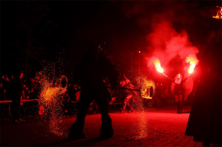 Podersdorf: Eislaufvergnügen und Perchtenlauf