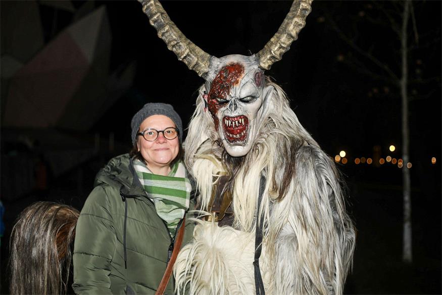 Podersdorf: Eislaufvergnügen und Perchtenlauf
