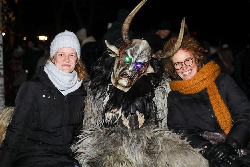 Podersdorf: Eislaufvergnügen und Perchtenlauf