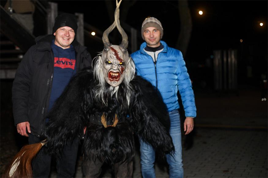 Podersdorf: Eislaufvergnügen und Perchtenlauf