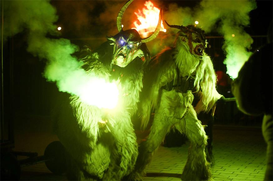 Podersdorf: Eislaufvergnügen und Perchtenlauf