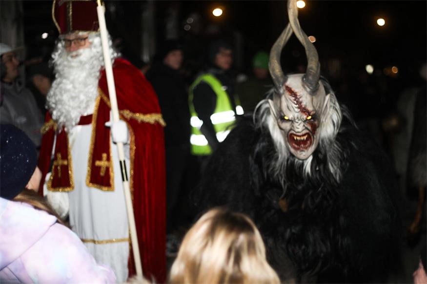 Podersdorf: Eislaufvergnügen und Perchtenlauf