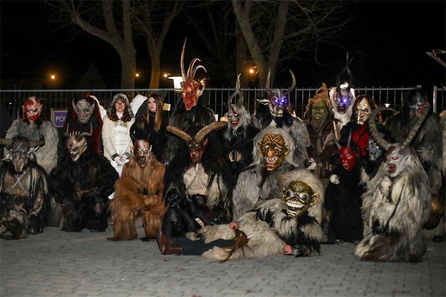 Podersdorf: Eislaufvergnügen und Perchtenlauf