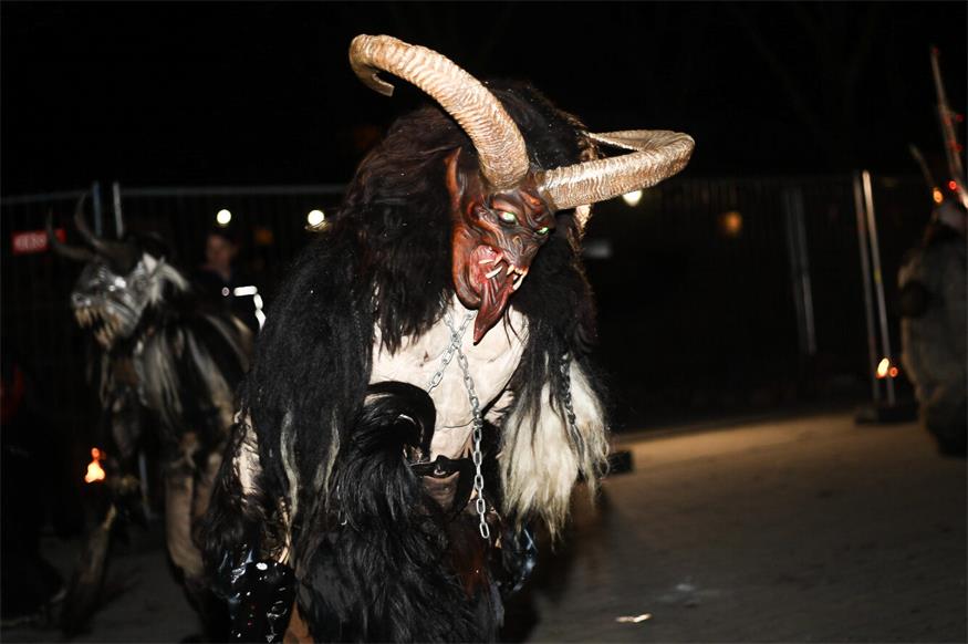 Podersdorf: Eislaufvergnügen und Perchtenlauf
