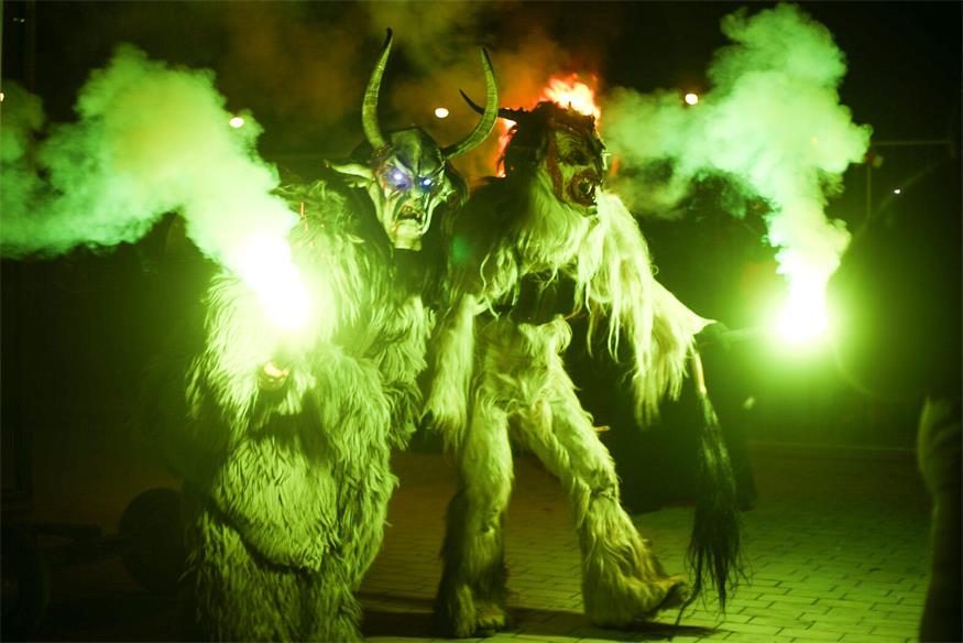 Podersdorf: Eislaufvergnügen und Perchtenlauf