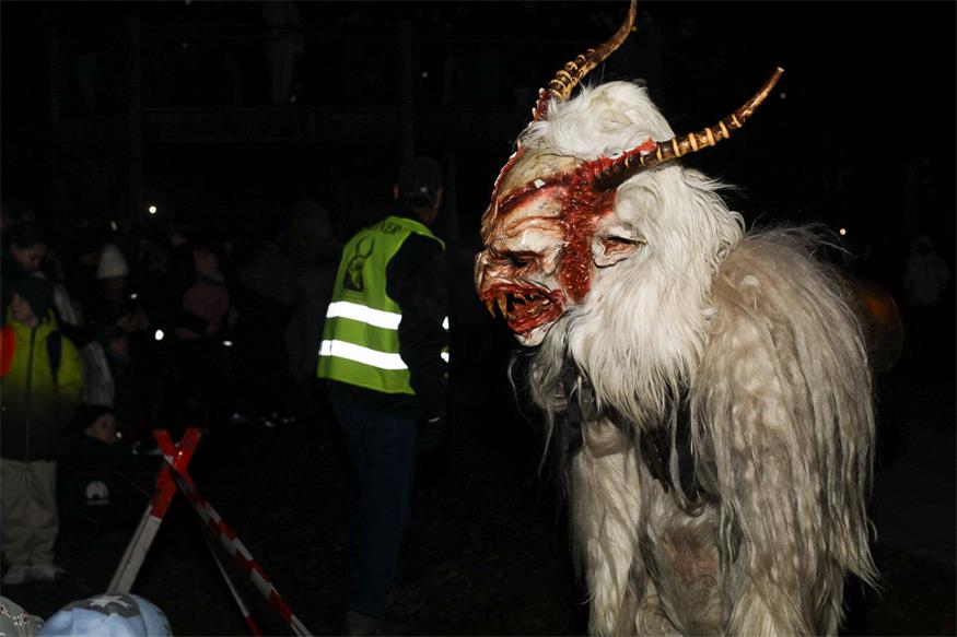 Podersdorf: Eislaufvergnügen und Perchtenlauf