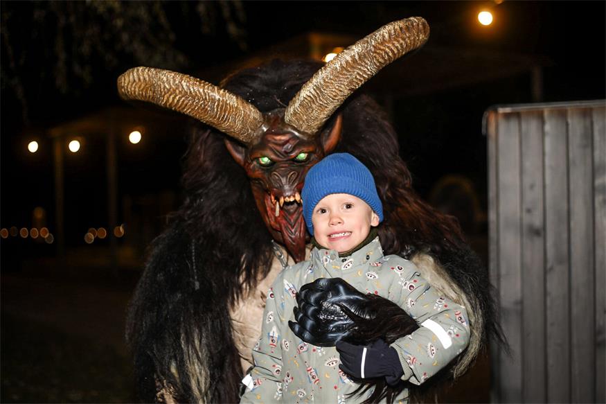 Podersdorf: Eislaufvergnügen und Perchtenlauf