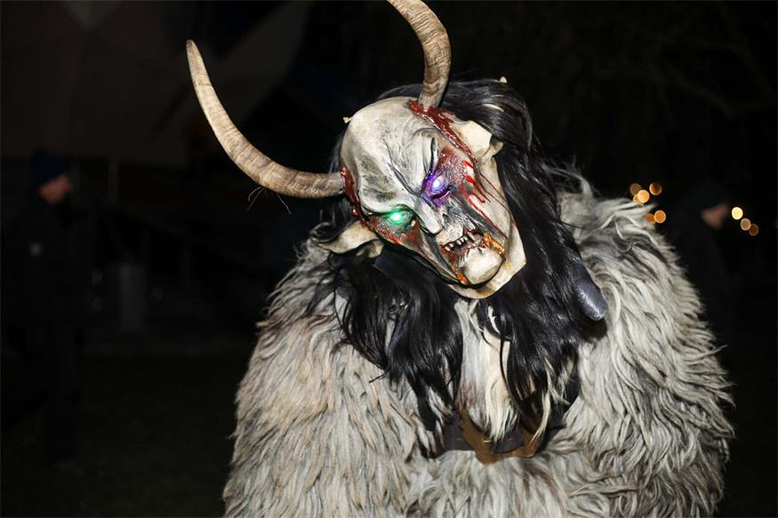 Podersdorf: Eislaufvergnügen und Perchtenlauf