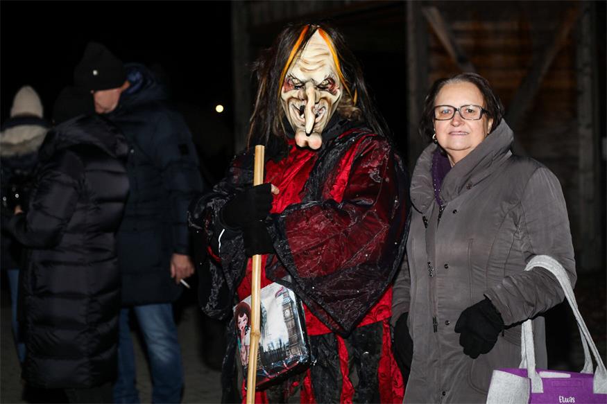 Podersdorf: Eislaufvergnügen und Perchtenlauf