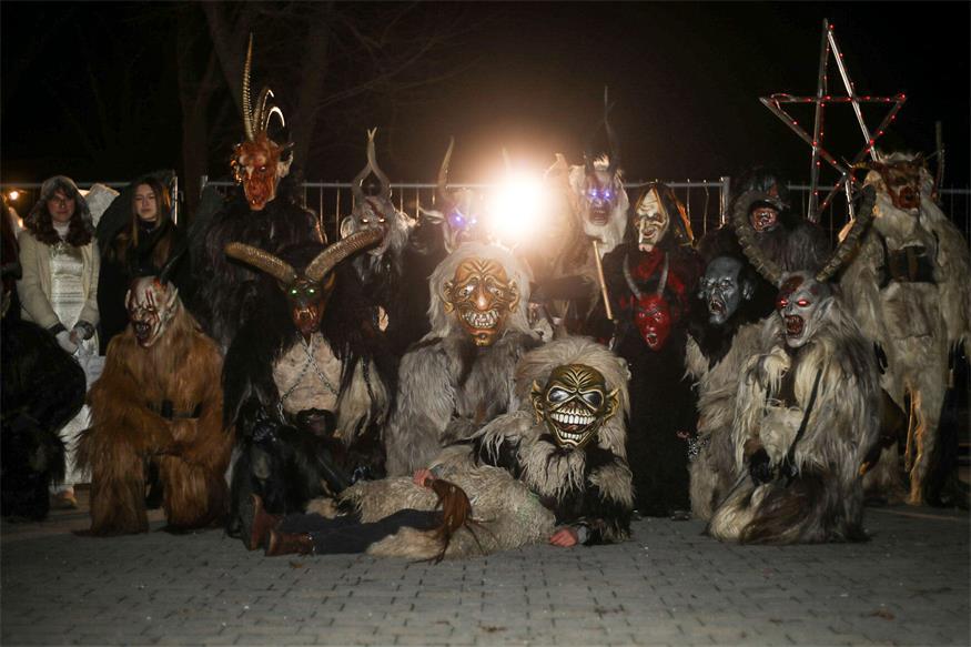Podersdorf: Eislaufvergnügen und Perchtenlauf