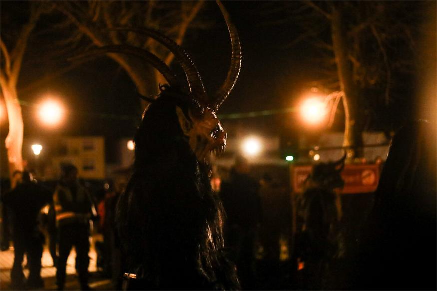 Podersdorf: Eislaufvergnügen und Perchtenlauf