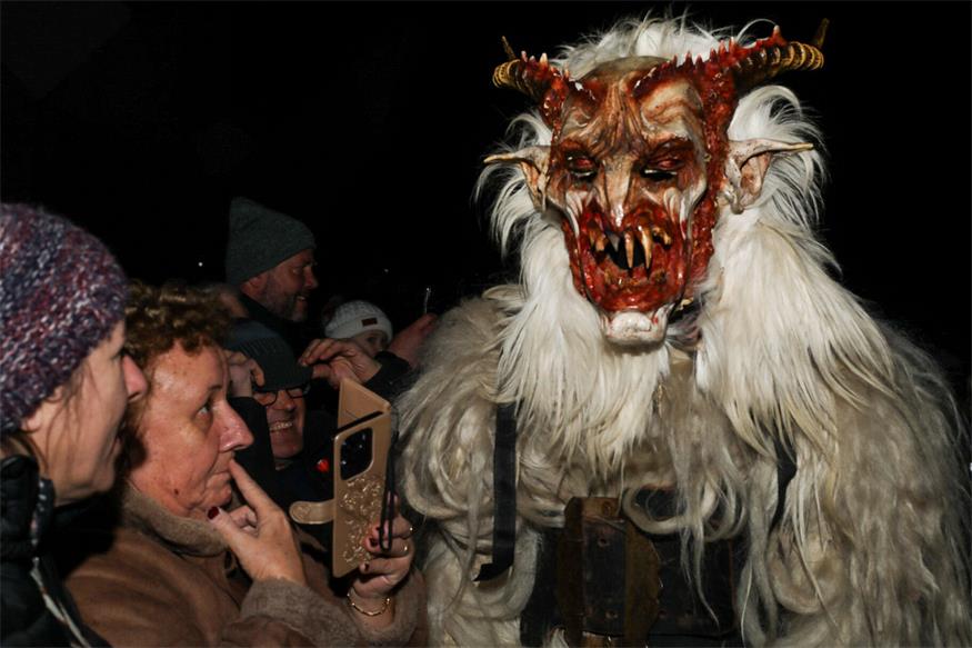 Podersdorf: Eislaufvergnügen und Perchtenlauf