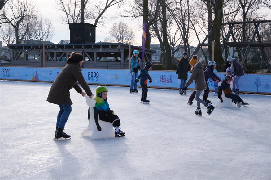 PODO on Ice: Erste Eislaufbahn am Neusiedler See eröffnet