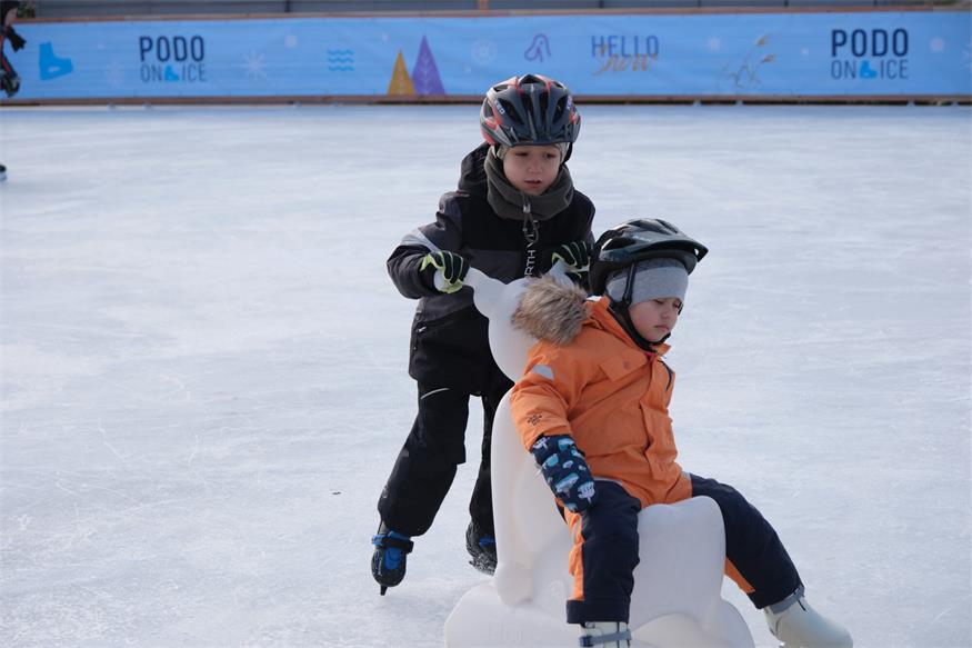 PODO on Ice: Erste Eislaufbahn am Neusiedler See eröffnet
