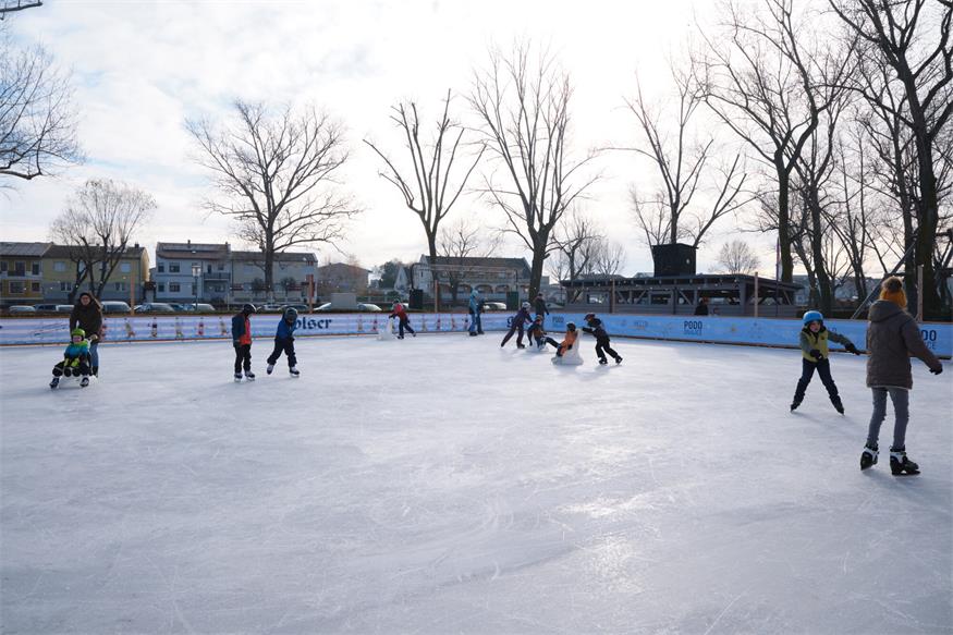 PODO on Ice: Erste Eislaufbahn am Neusiedler See eröffnet