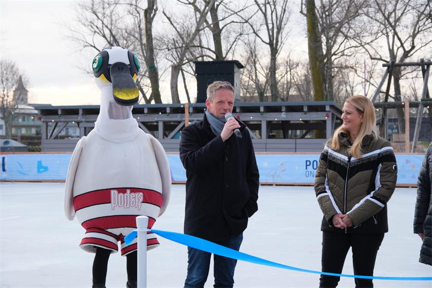 PODO on Ice: Erste Eislaufbahn am Neusiedler See eröffnet
