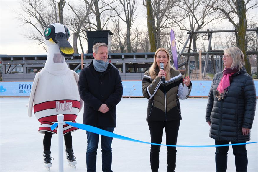 PODO on Ice: Erste Eislaufbahn am Neusiedler See eröffnet