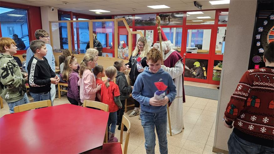 Nikolo zu Besuch bei Feuerwehrjugend