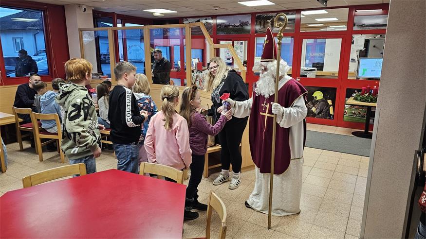 Nikolo zu Besuch bei Feuerwehrjugend