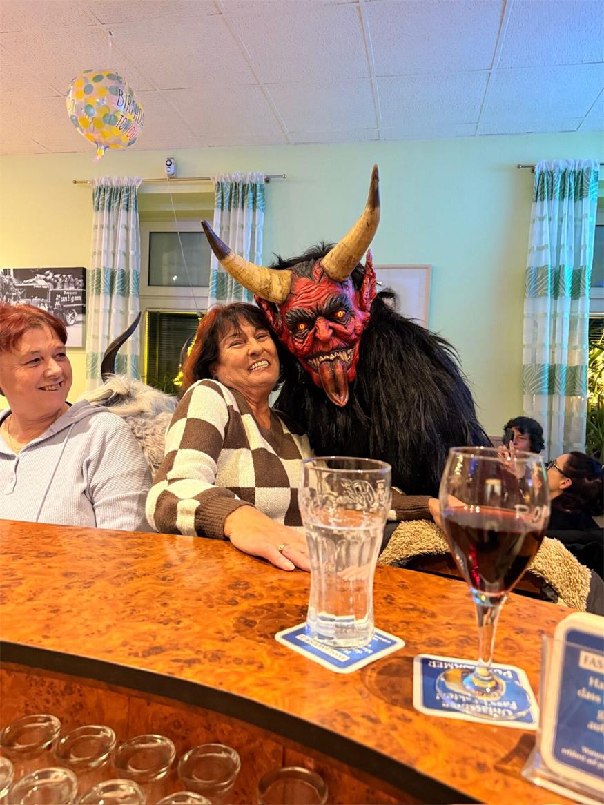 Nikolaus und Krampusse waren zu Besuch im Sportcafé Schober