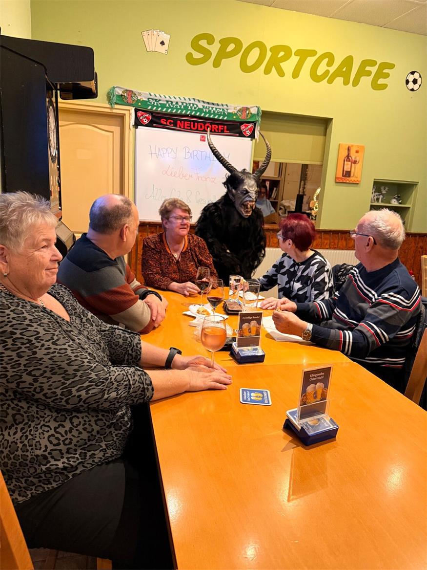 Nikolaus und Krampusse waren zu Besuch im Sportcafé Schober