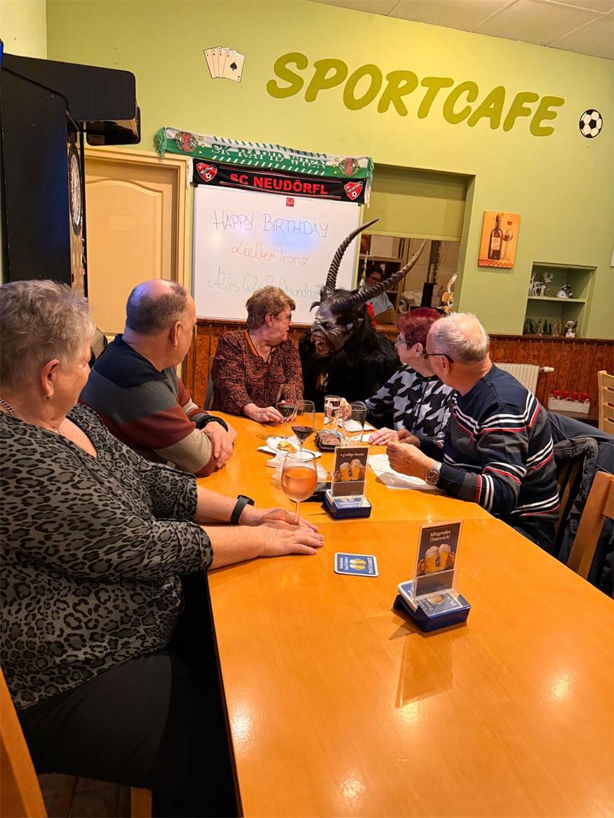 Nikolaus und Krampusse waren zu Besuch im Sportcafé Schober