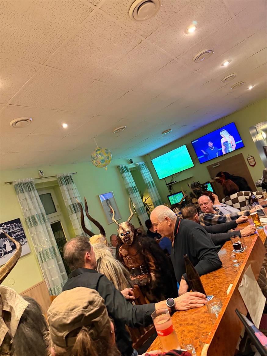 Nikolaus und Krampusse waren zu Besuch im Sportcafé Schober