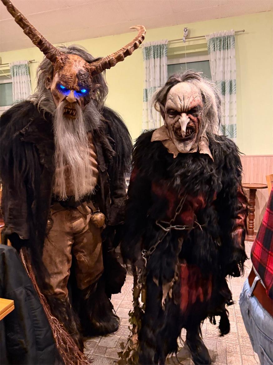 Nikolaus und Krampusse waren zu Besuch im Sportcafé Schober