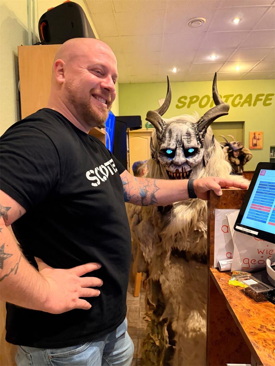 Nikolaus und Krampusse waren zu Besuch im Sportcafé Schober