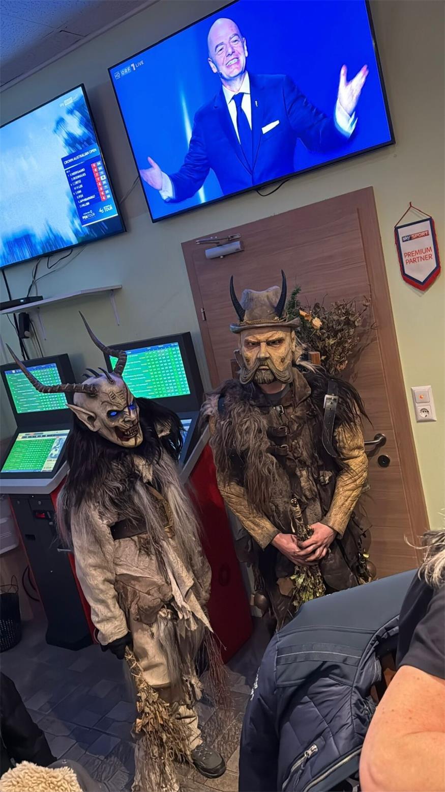 Nikolaus und Krampusse waren zu Besuch im Sportcafé Schober