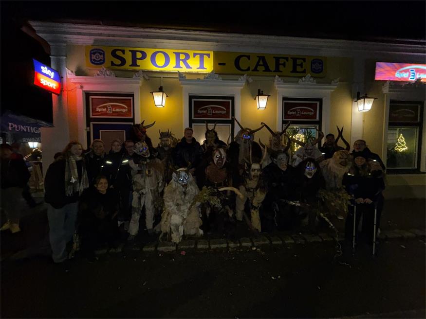 Nikolaus und Krampusse waren zu Besuch im Sportcafé Schober